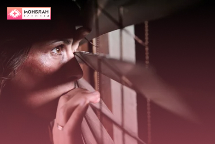 Девушка нервно смотрит в окно Девушка нервно смотрит в окно